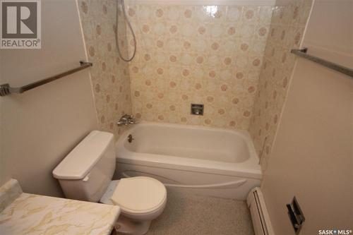 208 1832 Eaglesham Avenue, Weyburn, SK - Indoor Photo Showing Bathroom