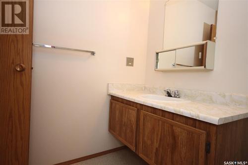208 1832 Eaglesham Avenue, Weyburn, SK - Indoor Photo Showing Bathroom