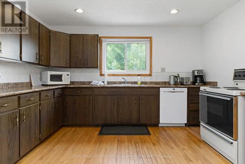 1096 Sandwood Rd, Muskoka Lakes, ON - Indoor Photo Showing Kitchen