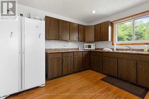1096 Sandwood Rd, Muskoka Lakes, ON - Indoor Photo Showing Kitchen With Double Sink