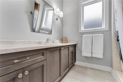 175 Oakhill Place, Ancaster, ON - Indoor Photo Showing Bathroom