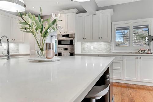 175 Oakhill Place, Ancaster, ON - Indoor Photo Showing Kitchen With Upgraded Kitchen
