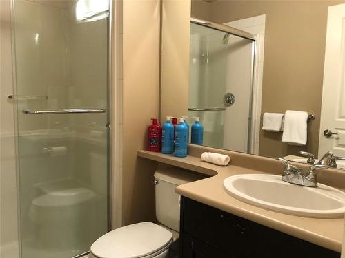 402-1093 Sunset Drive, Kelowna, BC - Indoor Photo Showing Bathroom