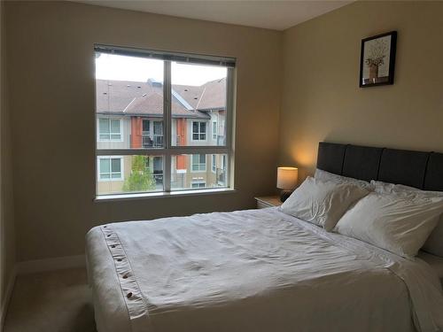 402-1093 Sunset Drive, Kelowna, BC - Indoor Photo Showing Bedroom