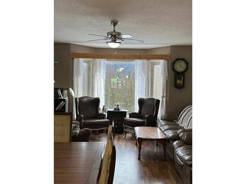 1325 Lakeview Arrow Creek Road, Arrow Creek, BC - Indoor Photo Showing Living Room