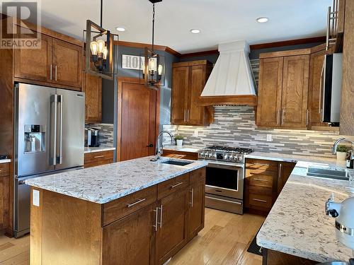 4140 20 Street Ne, Salmon Arm, BC - Indoor Photo Showing Kitchen With Upgraded Kitchen