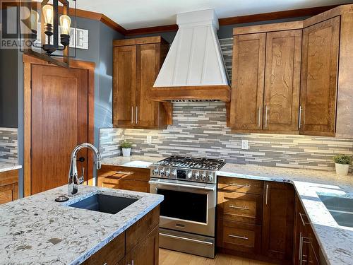 4140 20 Street Ne, Salmon Arm, BC - Indoor Photo Showing Kitchen