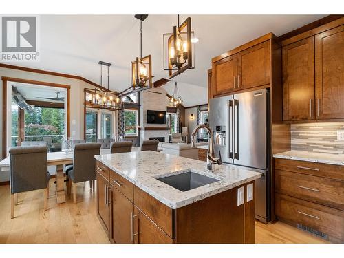 4140 20 Street Ne, Salmon Arm, BC - Indoor Photo Showing Kitchen