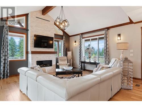 4140 20 Street Ne, Salmon Arm, BC - Indoor Photo Showing Living Room With Fireplace