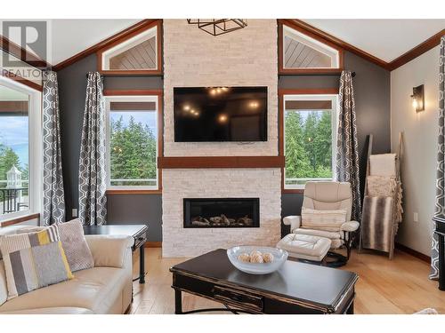 4140 20 Street Ne, Salmon Arm, BC - Indoor Photo Showing Living Room With Fireplace