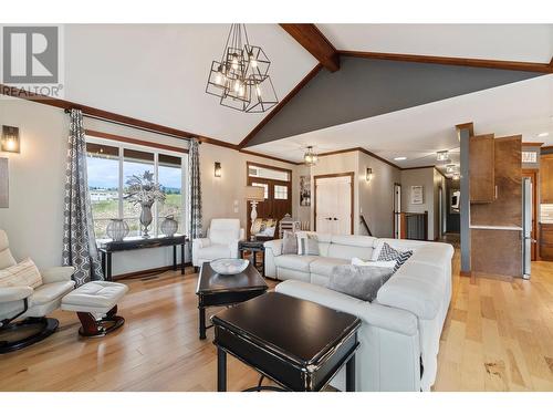 4140 20 Street Ne, Salmon Arm, BC - Indoor Photo Showing Living Room