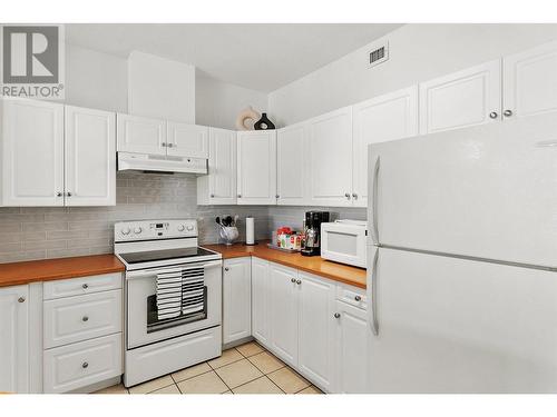 1088 Sunset Drive Unit# 535, Kelowna, BC - Indoor Photo Showing Kitchen