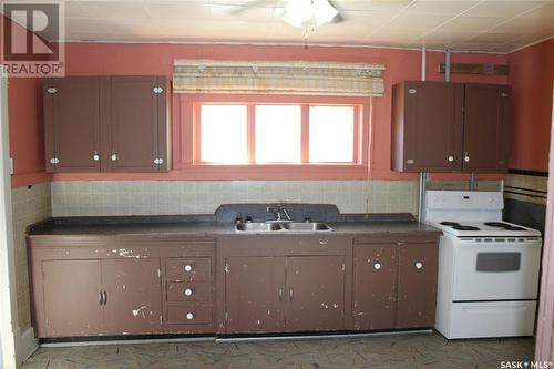 573 Centre Street, Shaunavon, SK - Indoor Photo Showing Kitchen With Double Sink