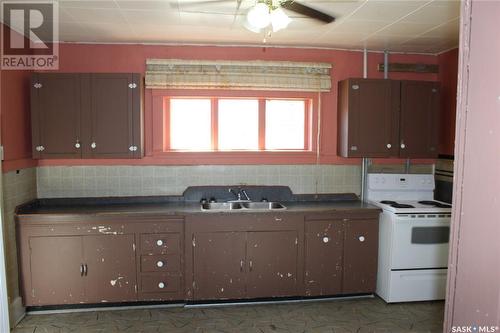 573 Centre Street, Shaunavon, SK - Indoor Photo Showing Kitchen With Double Sink