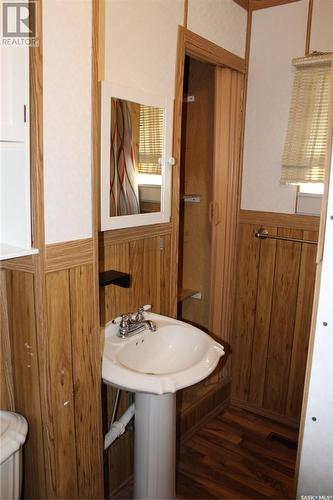 573 Centre Street, Shaunavon, SK - Indoor Photo Showing Bathroom