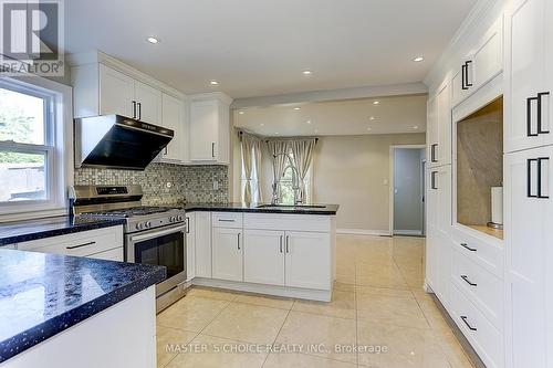 2 Preston Avenue, Whitchurch-Stouffville, ON - Indoor Photo Showing Kitchen With Upgraded Kitchen