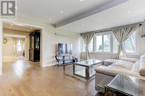 2 Preston Avenue, Whitchurch-Stouffville, ON - Indoor Photo Showing Living Room