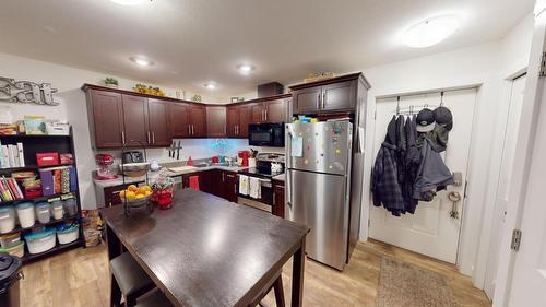240 Shadow Mountain Boulevard, Cranbrook, BC - Indoor Photo Showing Kitchen With Double Sink