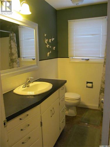 403 1St Street W, Shaunavon, SK - Indoor Photo Showing Bathroom