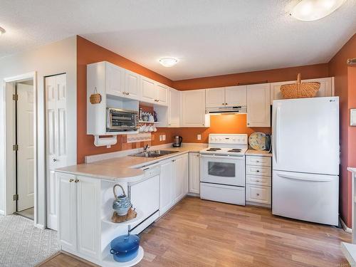 1-3570 Norwell Dr, Nanaimo, BC - Indoor Photo Showing Kitchen With Double Sink