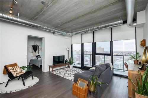 1301 311 Hargrave Street, Winnipeg, MB - Indoor Photo Showing Living Room