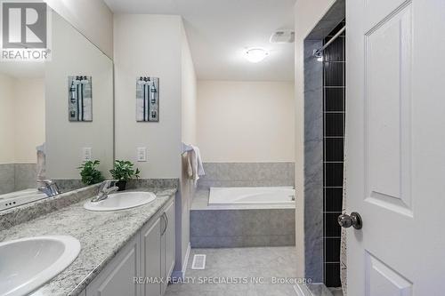 8591 Dogwood Cres, Niagara Falls, ON - Indoor Photo Showing Bathroom