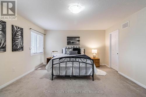 8591 Dogwood Cres, Niagara Falls, ON - Indoor Photo Showing Bedroom