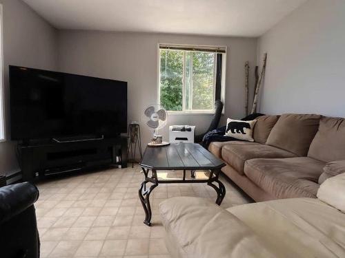 6026 Lakeview Road, Chase, BC - Indoor Photo Showing Living Room