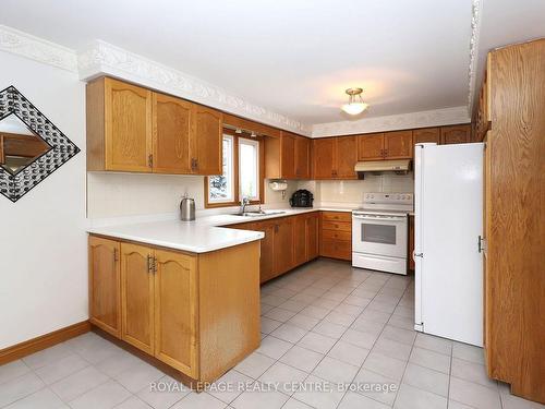 4229 Capilano Crt, Mississauga, ON - Indoor Photo Showing Kitchen