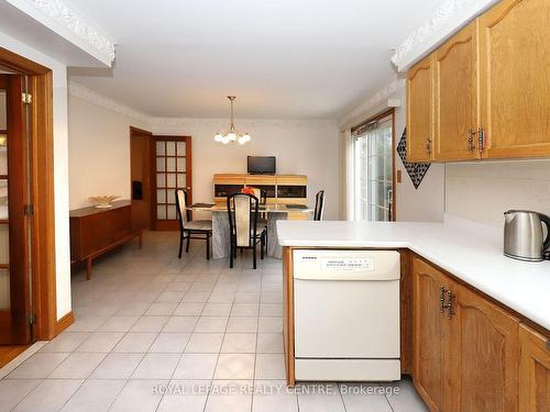 4229 Capilano Crt, Mississauga, ON - Indoor Photo Showing Kitchen