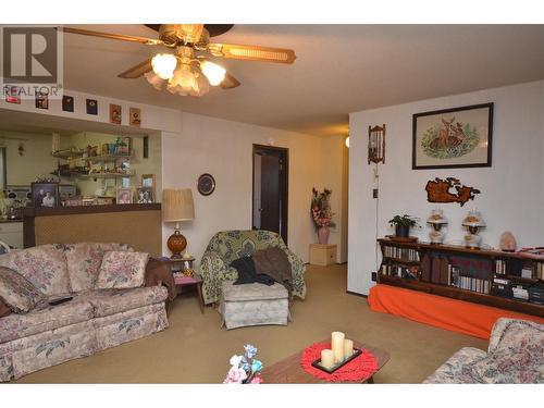 3900 13 Street, Vernon, BC - Indoor Photo Showing Living Room