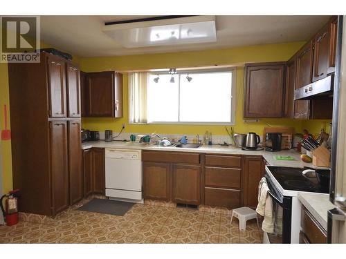 3900 13 Street, Vernon, BC - Indoor Photo Showing Kitchen With Double Sink
