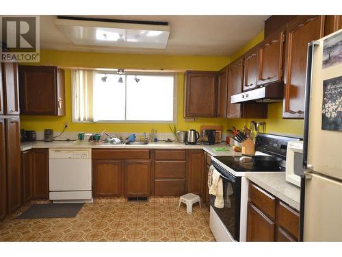 3900 13 Street, Vernon, BC - Indoor Photo Showing Kitchen