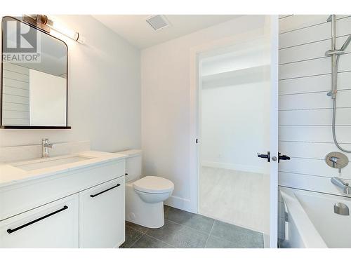 1220 Pacific Avenue Unit# 406, Kelowna, BC - Indoor Photo Showing Bathroom