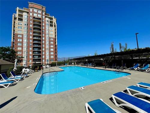 905-1947 Underhill Street, Kelowna, BC - Outdoor With In Ground Pool