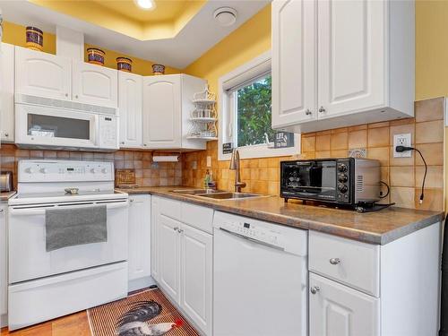 8337 Okanagan Landing Road, Vernon, BC - Indoor Photo Showing Kitchen With Double Sink