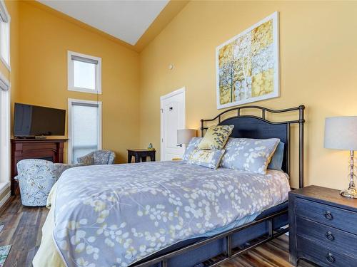 8337 Okanagan Landing Road, Vernon, BC - Indoor Photo Showing Bedroom