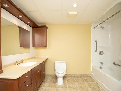 605 145 Fanshaw Street, Thunder Bay, ON - Indoor Photo Showing Bathroom
