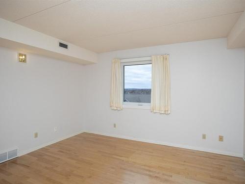 605 145 Fanshaw Street, Thunder Bay, ON - Indoor Photo Showing Other Room