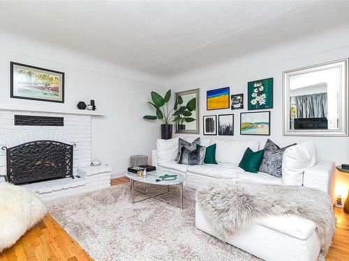 3153 Stevenson Pl, Victoria, BC - Indoor With Fireplace