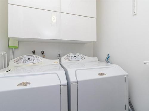 3153 Stevenson Pl, Victoria, BC - Indoor Photo Showing Laundry Room