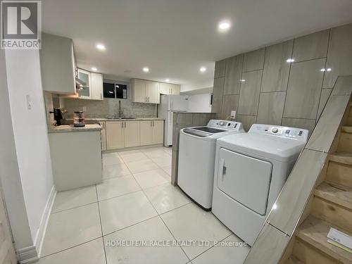 1558 Hartlet St, London, ON - Indoor Photo Showing Laundry Room