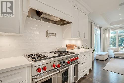 4052 Apple Valley Lane, Burlington, ON - Indoor Photo Showing Kitchen With Upgraded Kitchen