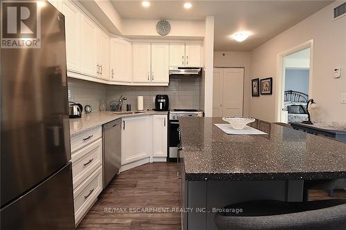 309 - 5698 Main Street, Niagara Falls, ON - Indoor Photo Showing Kitchen With Stainless Steel Kitchen
