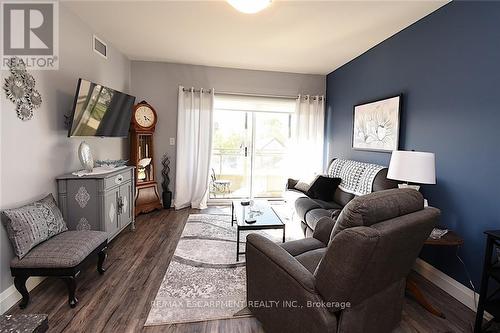 309 - 5698 Main Street, Niagara Falls, ON - Indoor Photo Showing Living Room