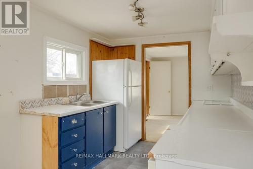 27 Oak Ave, East Gwillimbury, ON - Indoor Photo Showing Kitchen With Double Sink