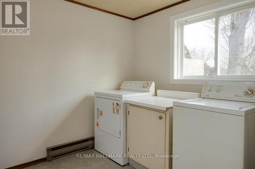 27 Oak Ave, East Gwillimbury, ON - Indoor Photo Showing Laundry Room