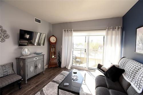 5698 Main Street|Unit #309, Niagara Falls, ON - Indoor Photo Showing Living Room