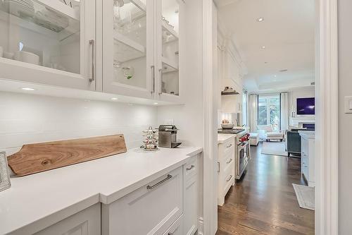 4052 Apple Valley Lane, Burlington, ON - Indoor Photo Showing Kitchen With Upgraded Kitchen