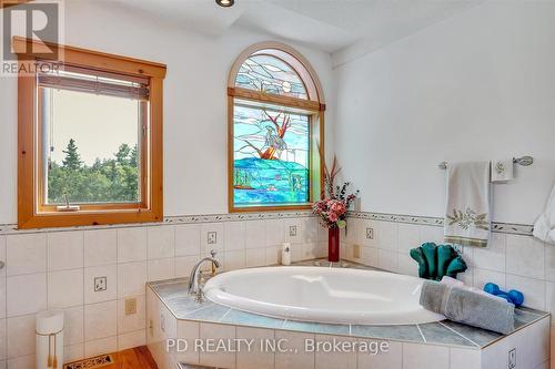 48 Sturgeon Glen Road, Kawartha Lakes (Fenelon Falls), ON - Indoor Photo Showing Bathroom